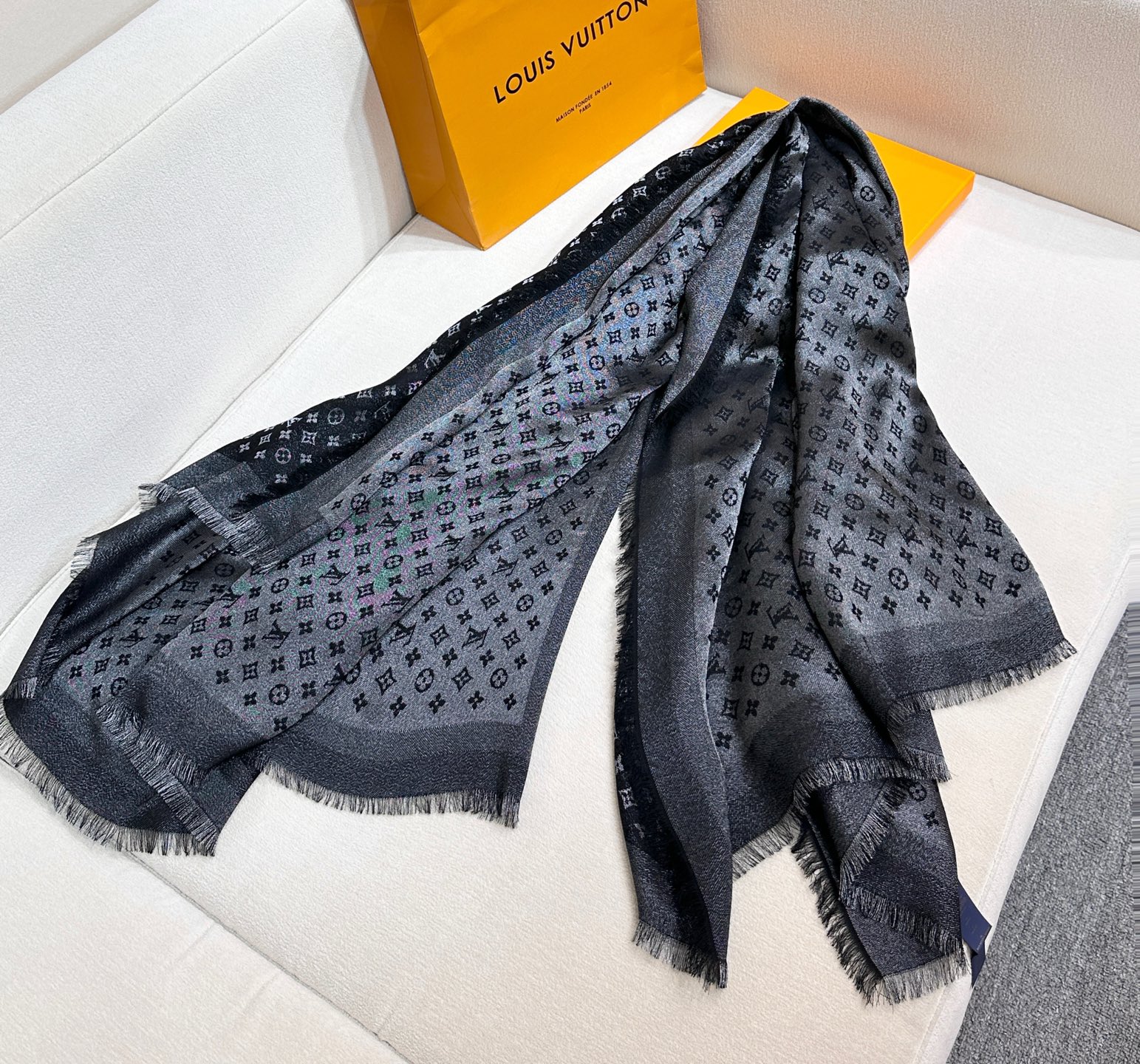 루이비통(LV) Petit Louis 모노그램 자카드 숄 목도리 스카프