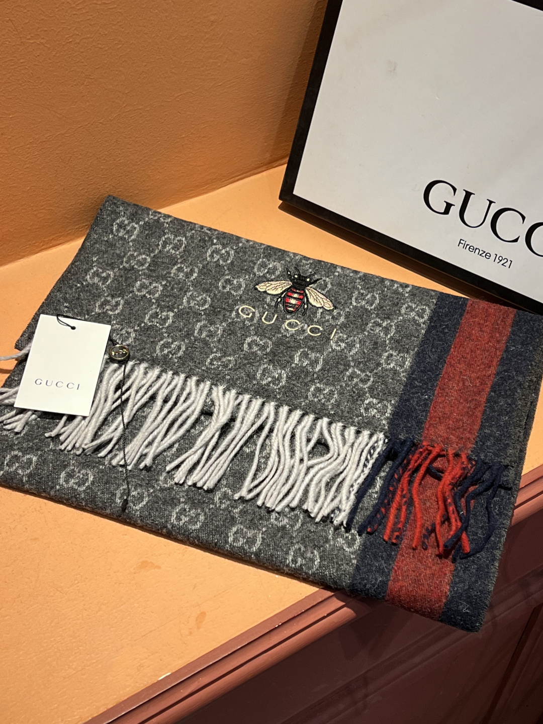 구찌(GUCCI) 꿀벌 자수 캐시미어 목도리 스카프