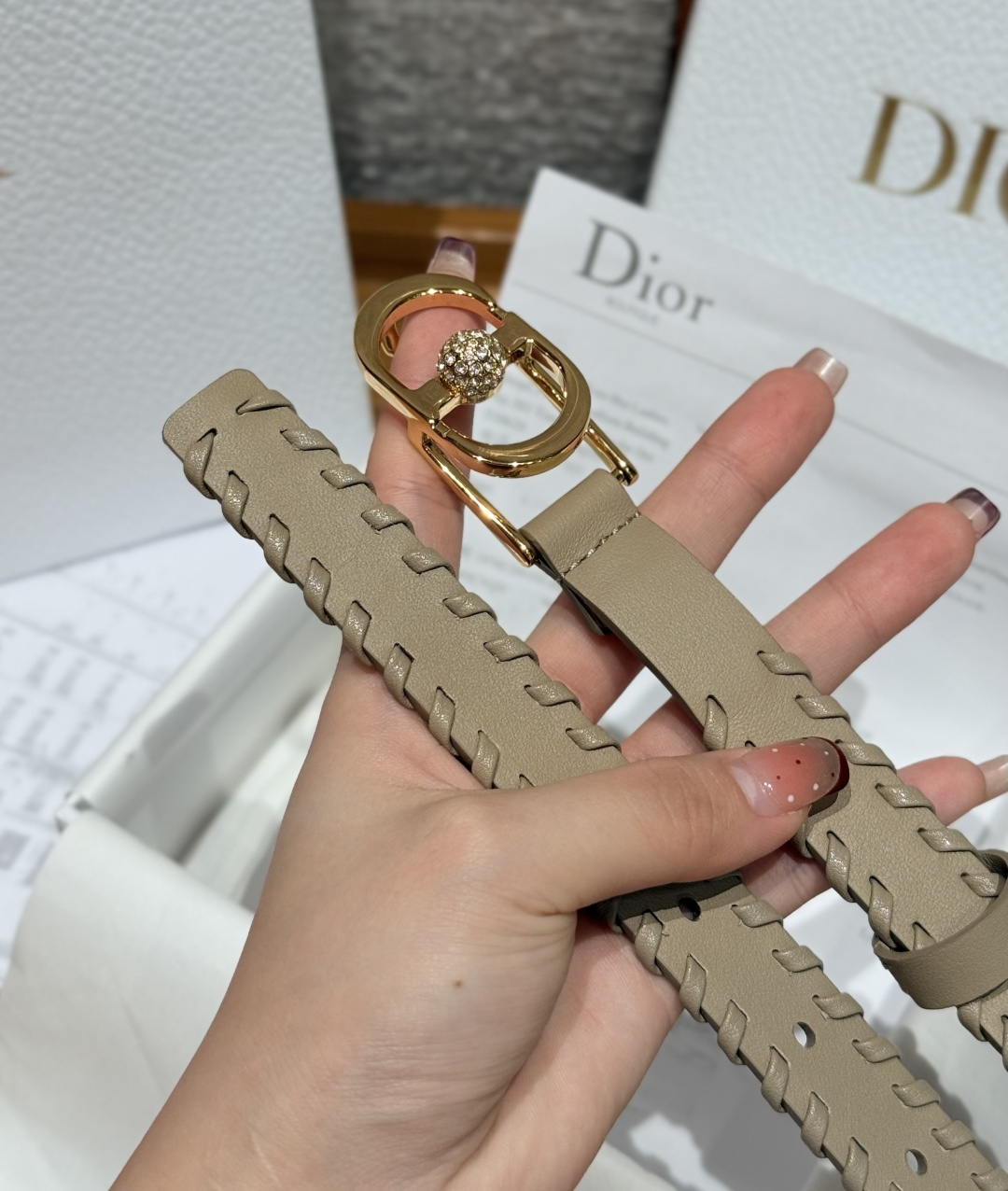 디올(Dior) 인트레치아토 카프스킨 쥬얼 버클 벨트 악세사리