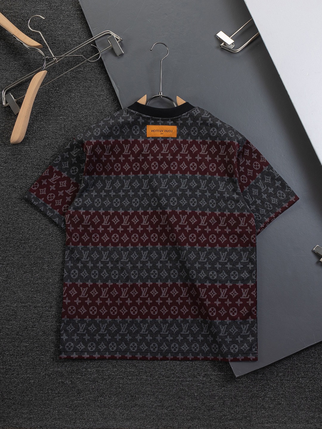 루이비통(LV) 컬러 블록 스트라이프 자수 티셔츠 의류