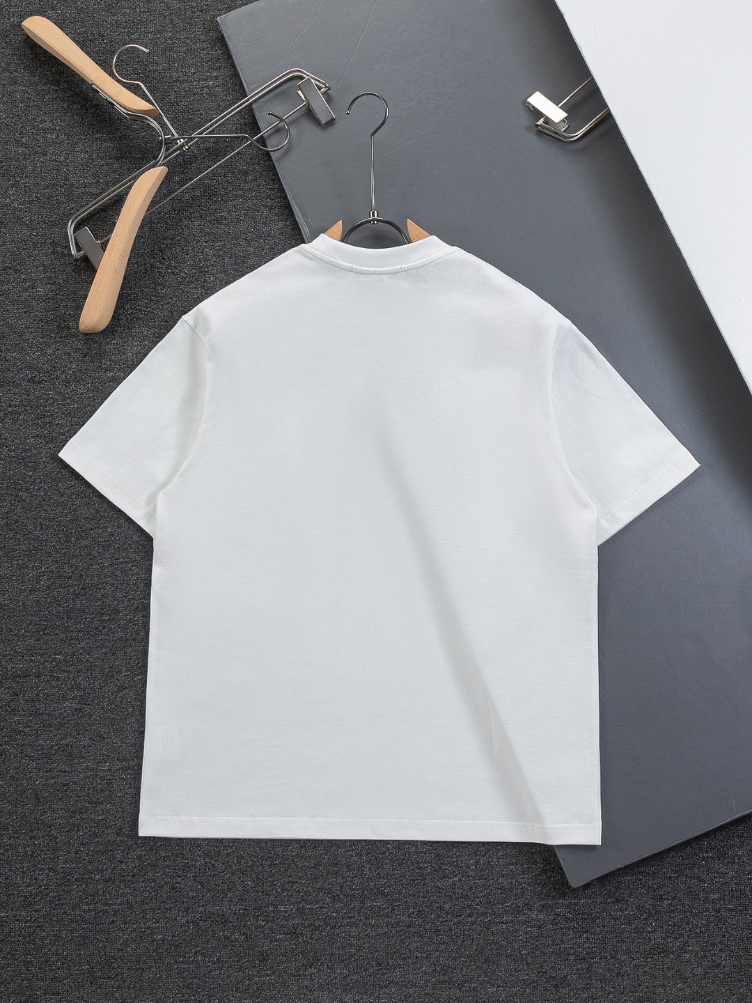 프라다(PRADA) 삼각 로고 포켓 패치 티셔츠 의류