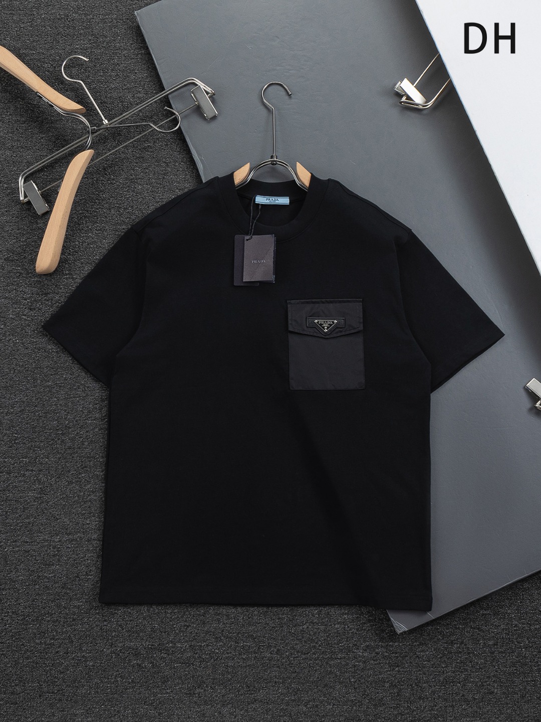 프라다(PRADA) 삼각 로고 포켓 패치 티셔츠 의류