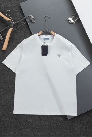 프라다(PRADA) 26SS 삼각 로고 가죽 패치 티셔츠 의류