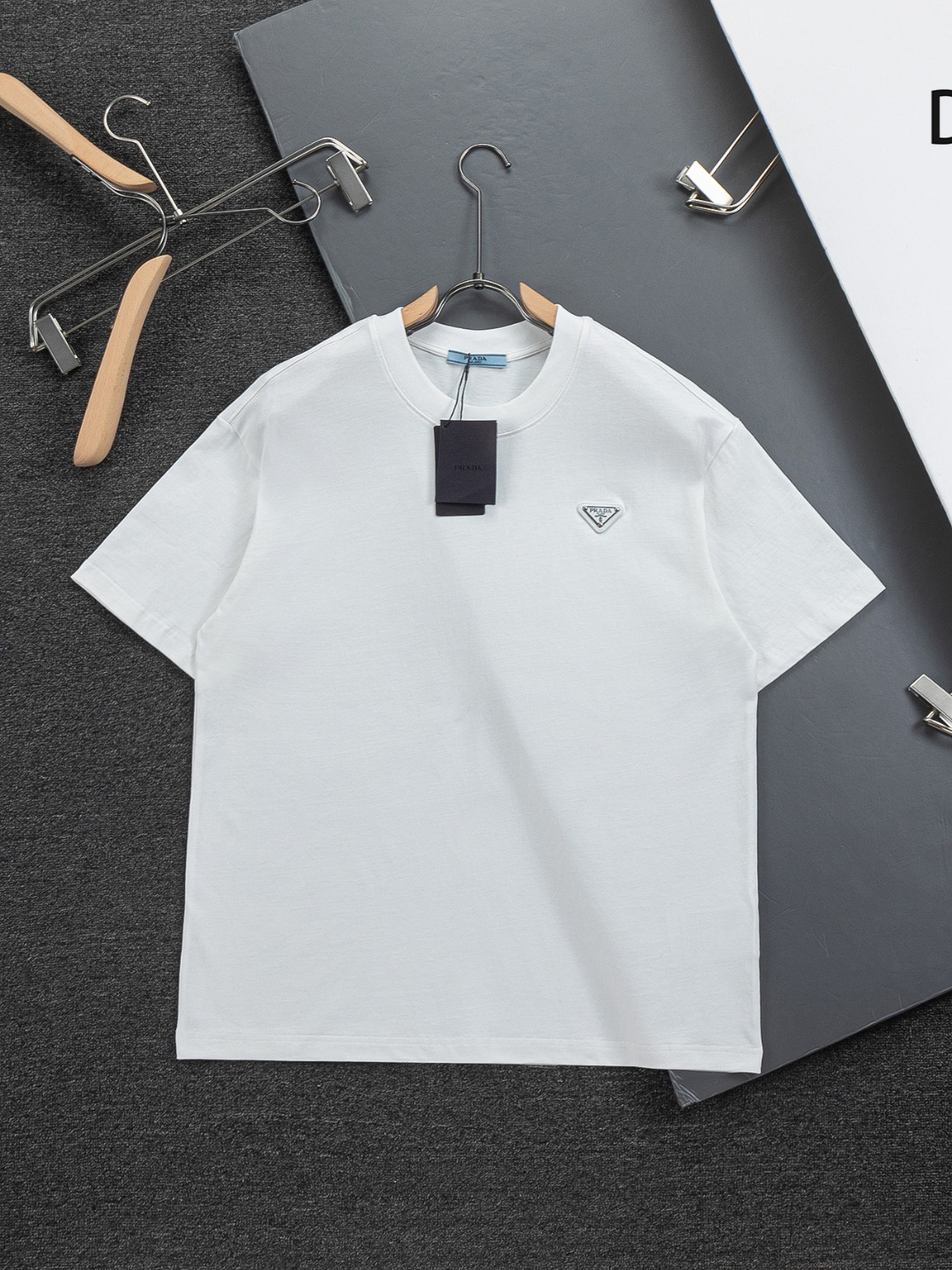 프라다(PRADA) 26SS 삼각 로고 가죽 패치 티셔츠 의류