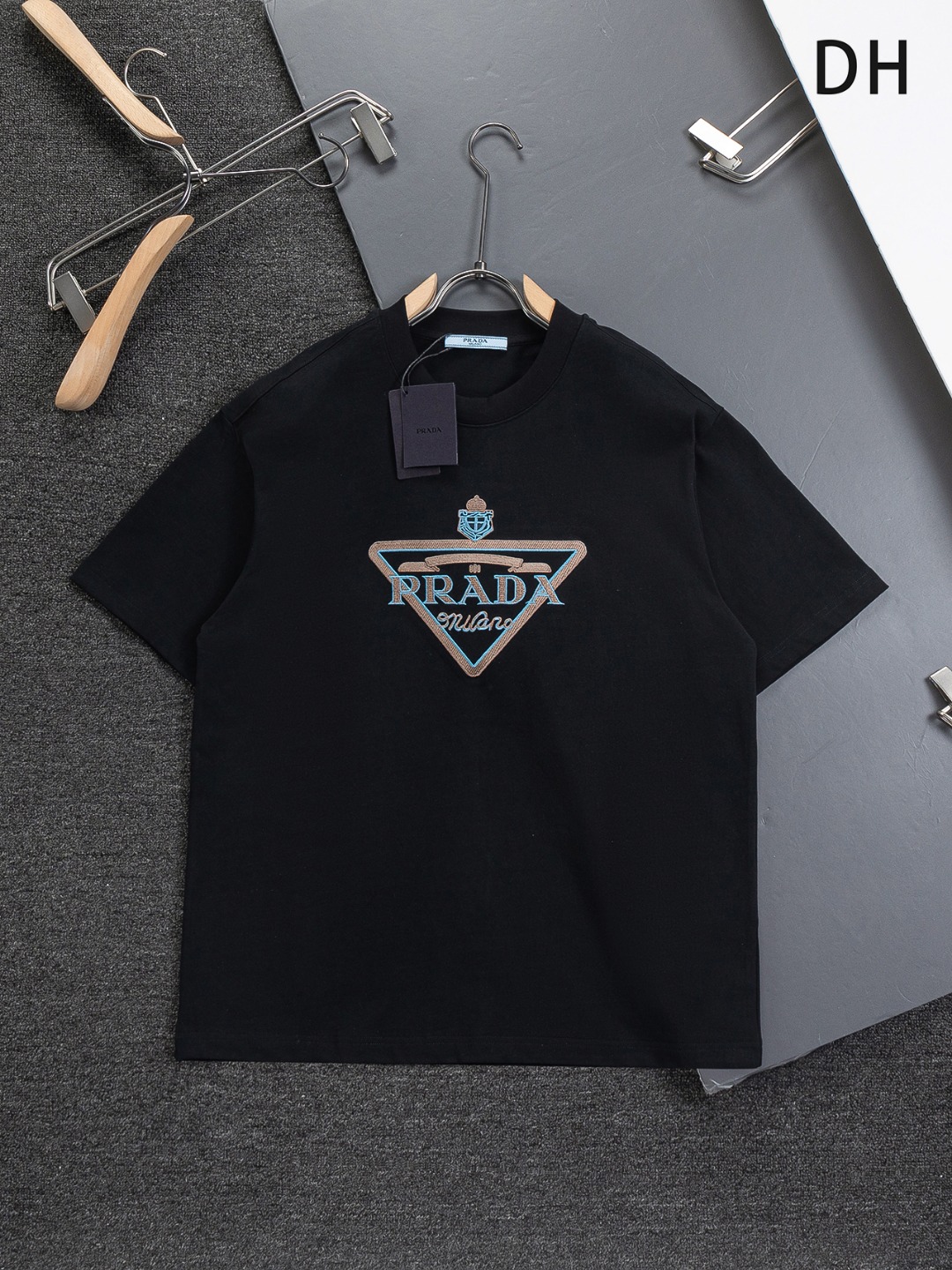 프라다(PRADA) 삼각 로고 반팔 티셔츠 의류