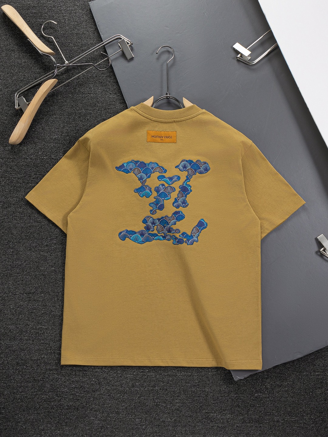 루이비통(LV) 클라우드 자수 로고 반팔 티셔츠 의류