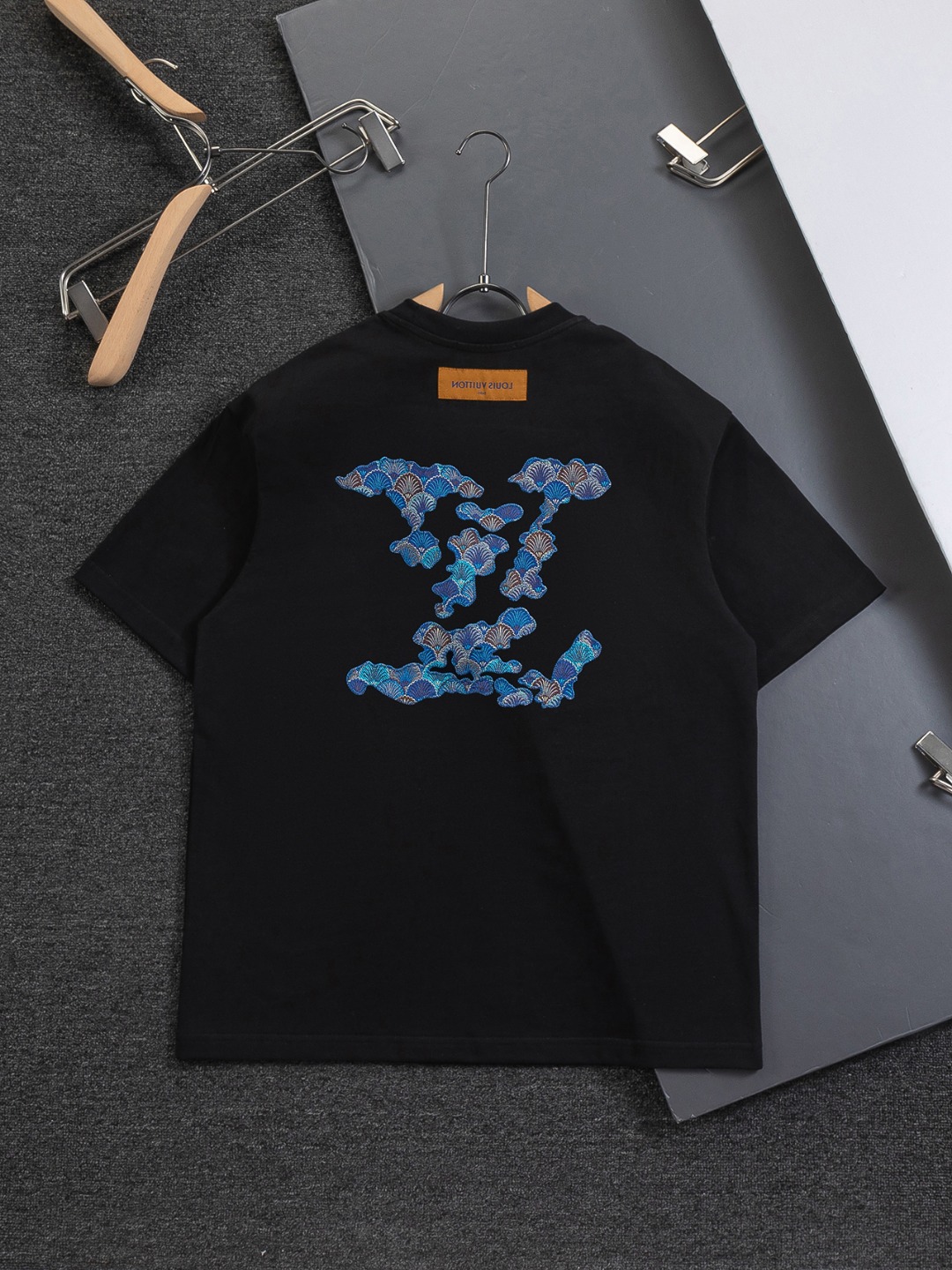 루이비통(LV) 클라우드 자수 로고 반팔 티셔츠 의류