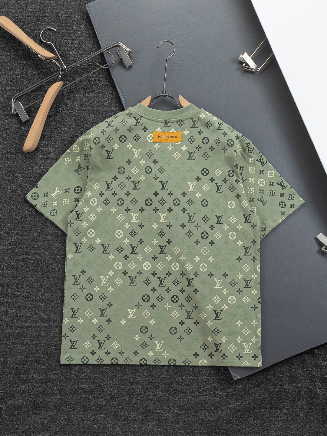루이비통(LV) 레터링 자수 반팔 티셔츠 의류
