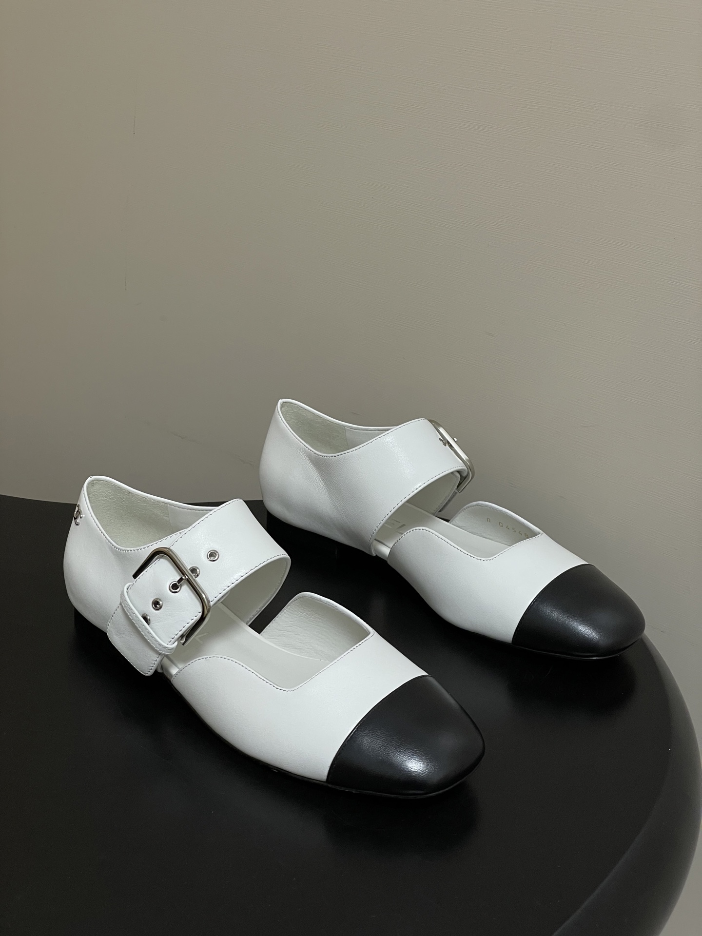 샤넬(Chanel) 26P 신상 투톤 스퀘어토 메리제인 플랫 슈즈 단화 신발