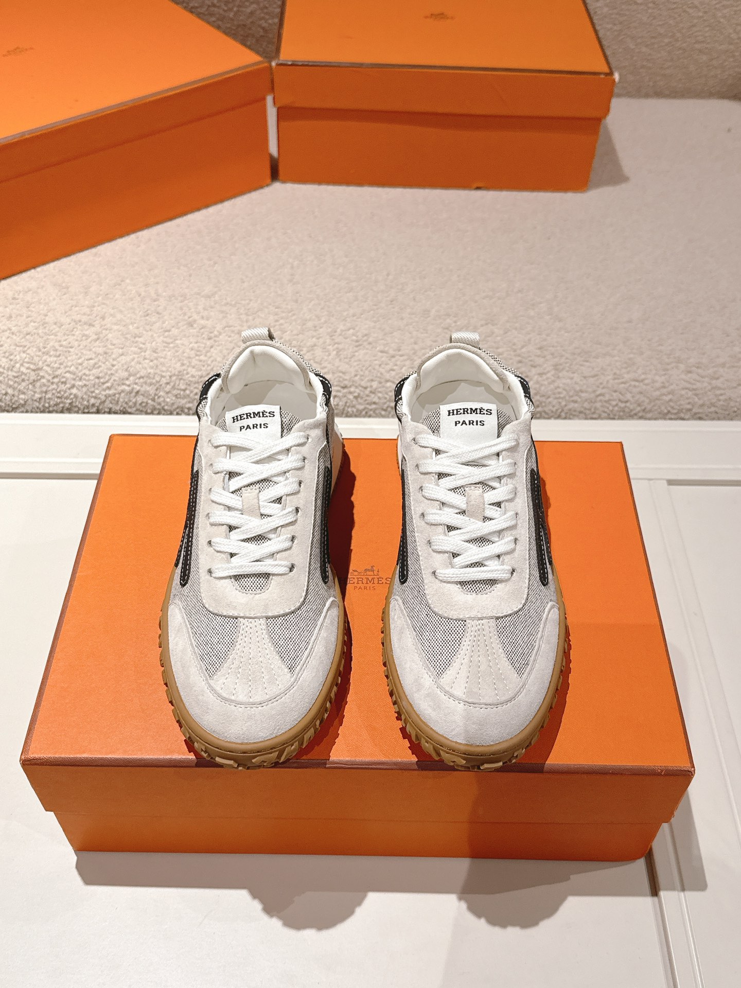 에르메스(HERMES) 스웨이드 고트 레더 스니커즈 신발