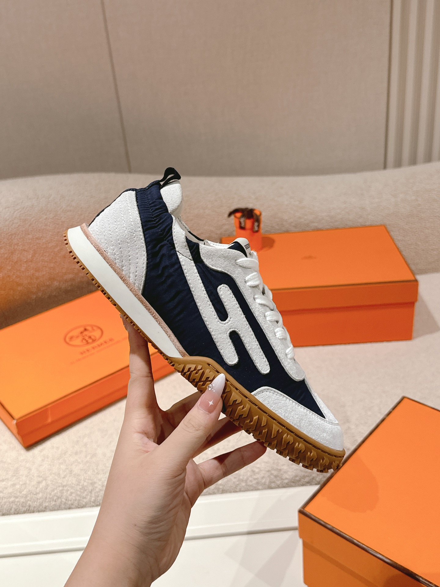 에르메스(HERMES) 스웨이드 고트 레더 스니커즈 신발