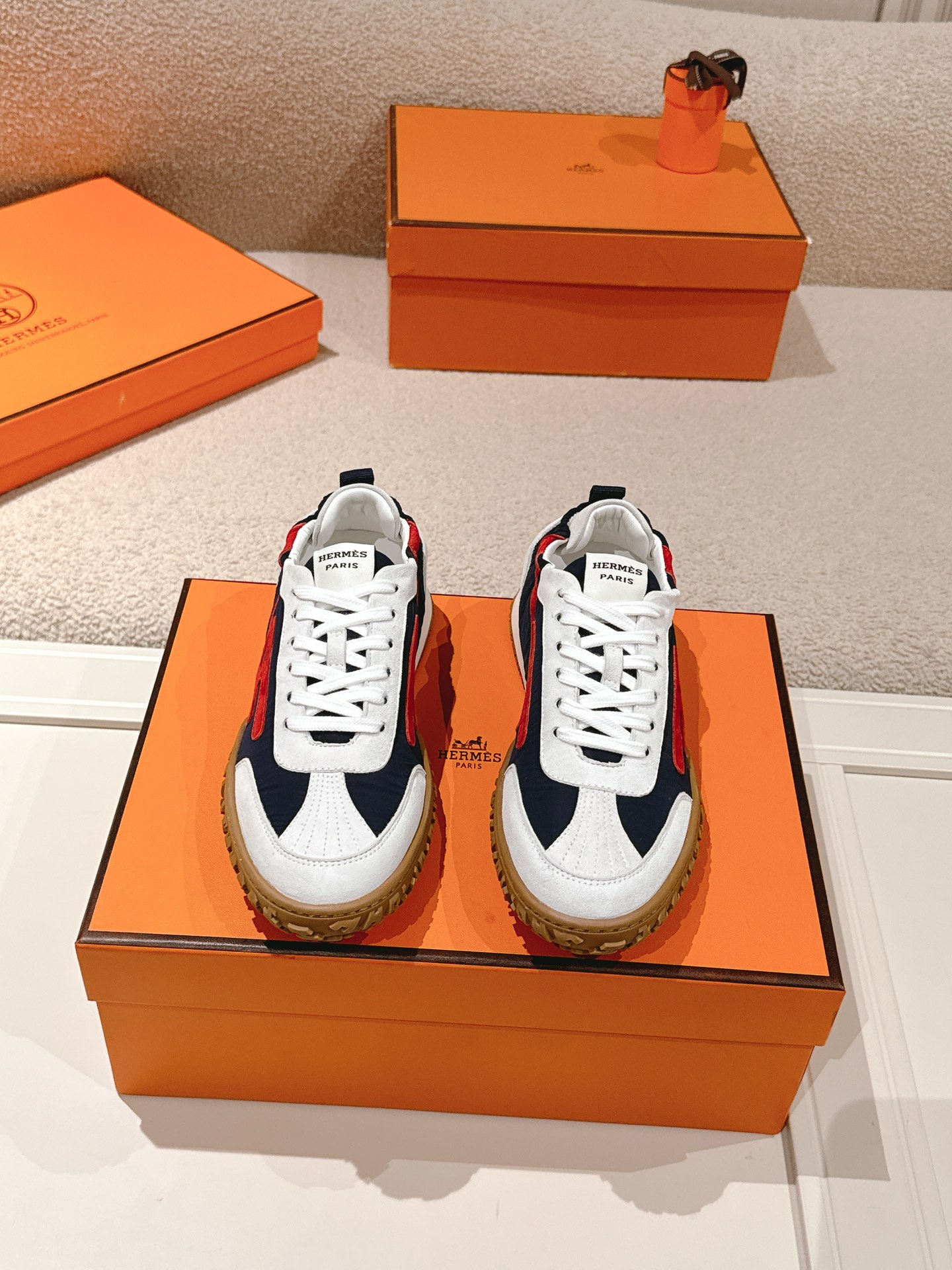 에르메스(HERMES) 스웨이드 고트 레더 스니커즈 신발