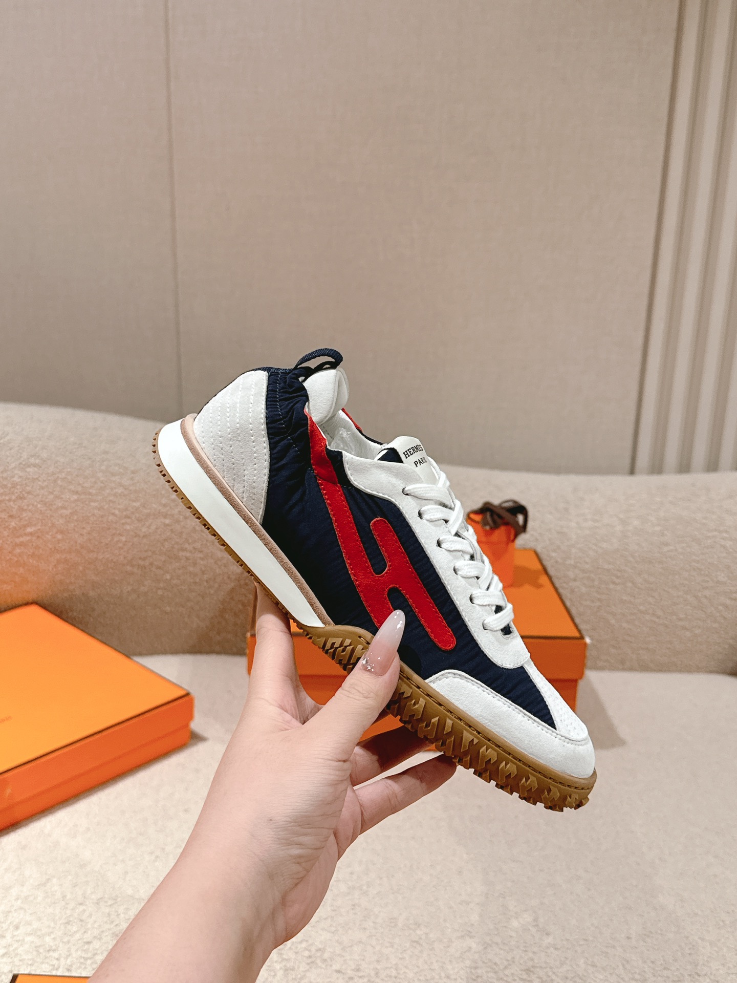 에르메스(HERMES) 스웨이드 고트 레더 스니커즈 신발