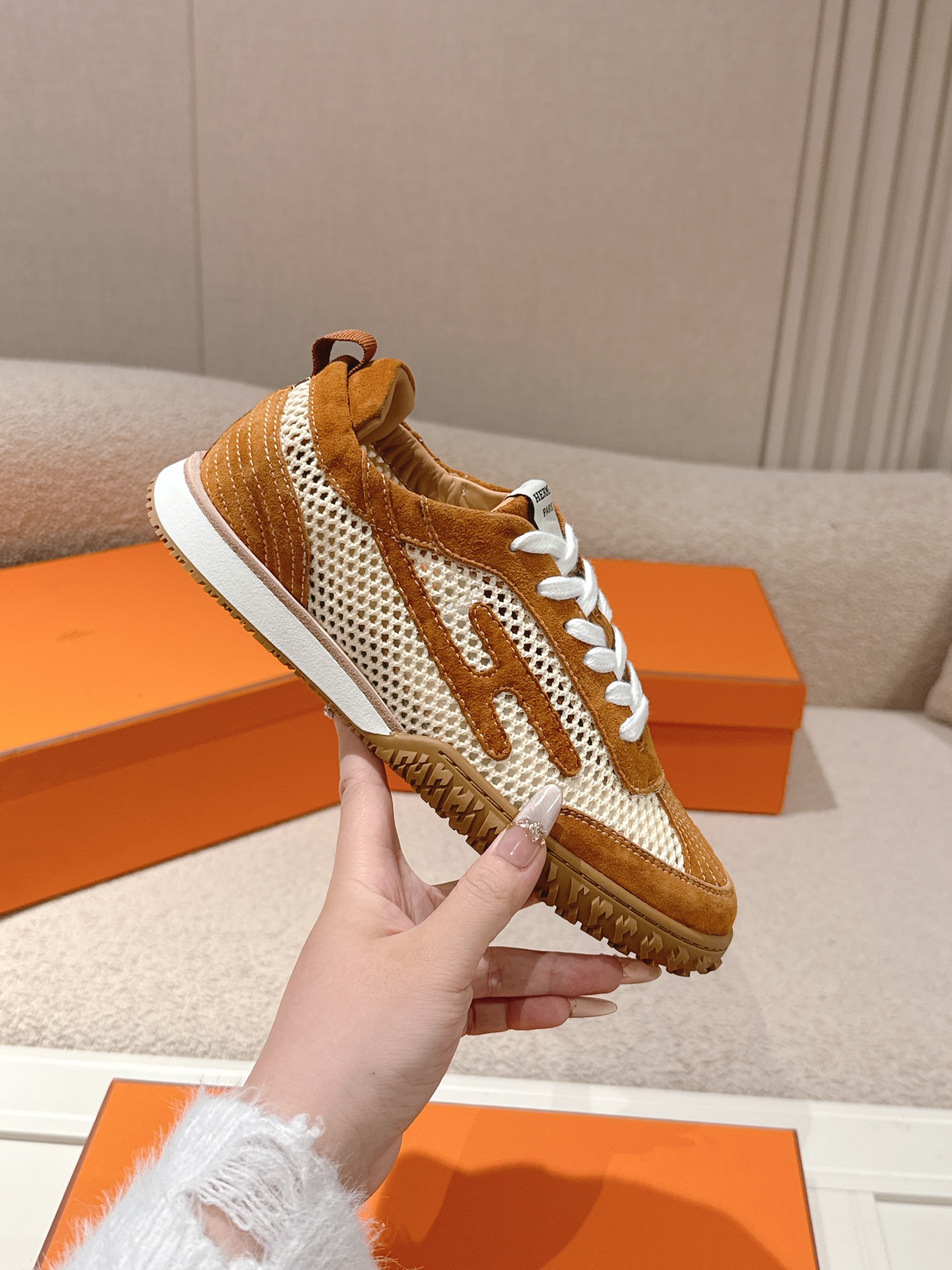 에르메스(HERMES) 스웨이드 고트 레더 스니커즈 신발