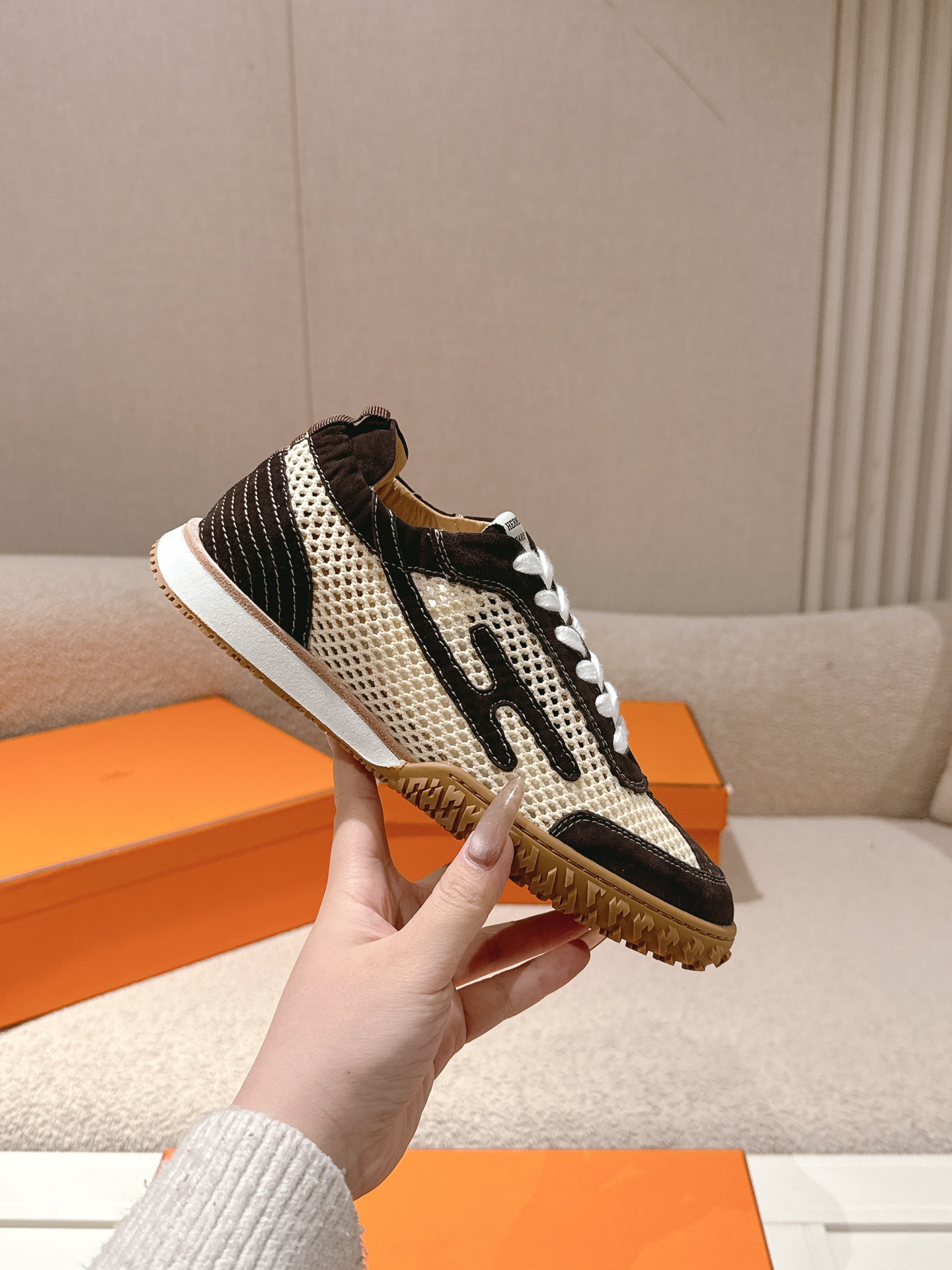 에르메스(HERMES) 스웨이드 고트 레더 스니커즈 신발