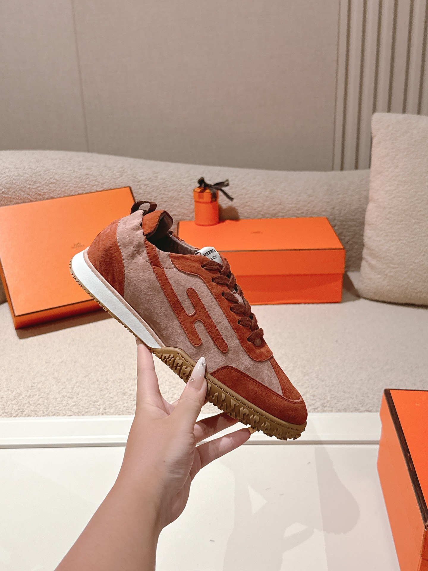 에르메스(HERMES) 스웨이드 고트 레더 스니커즈 신발