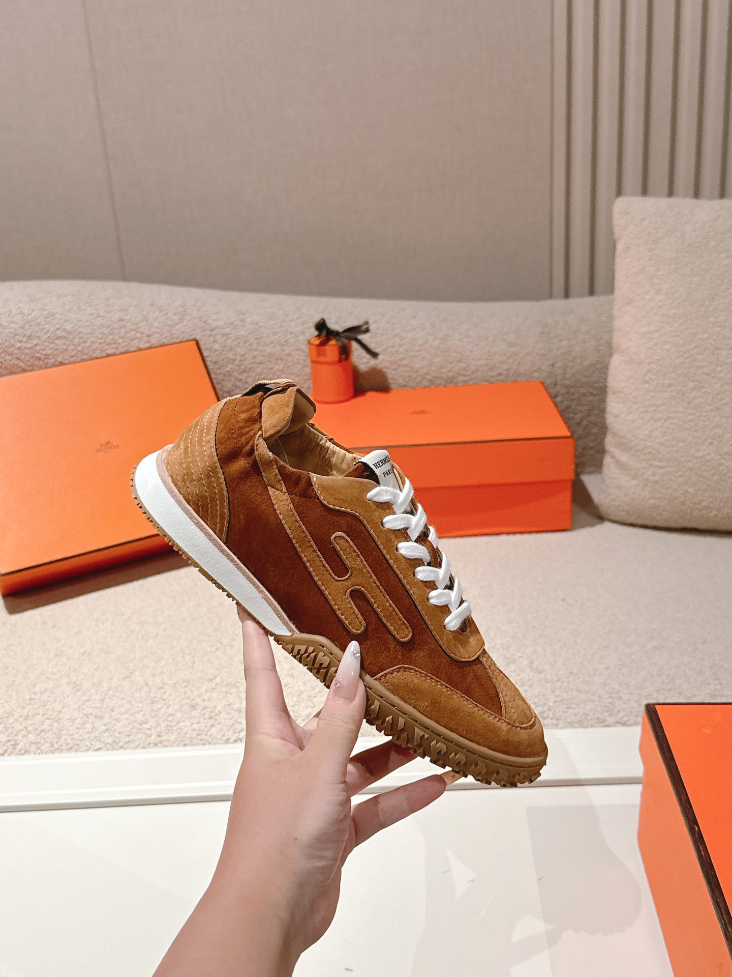 에르메스(HERMES) 스웨이드 고트 레더 스니커즈 신발