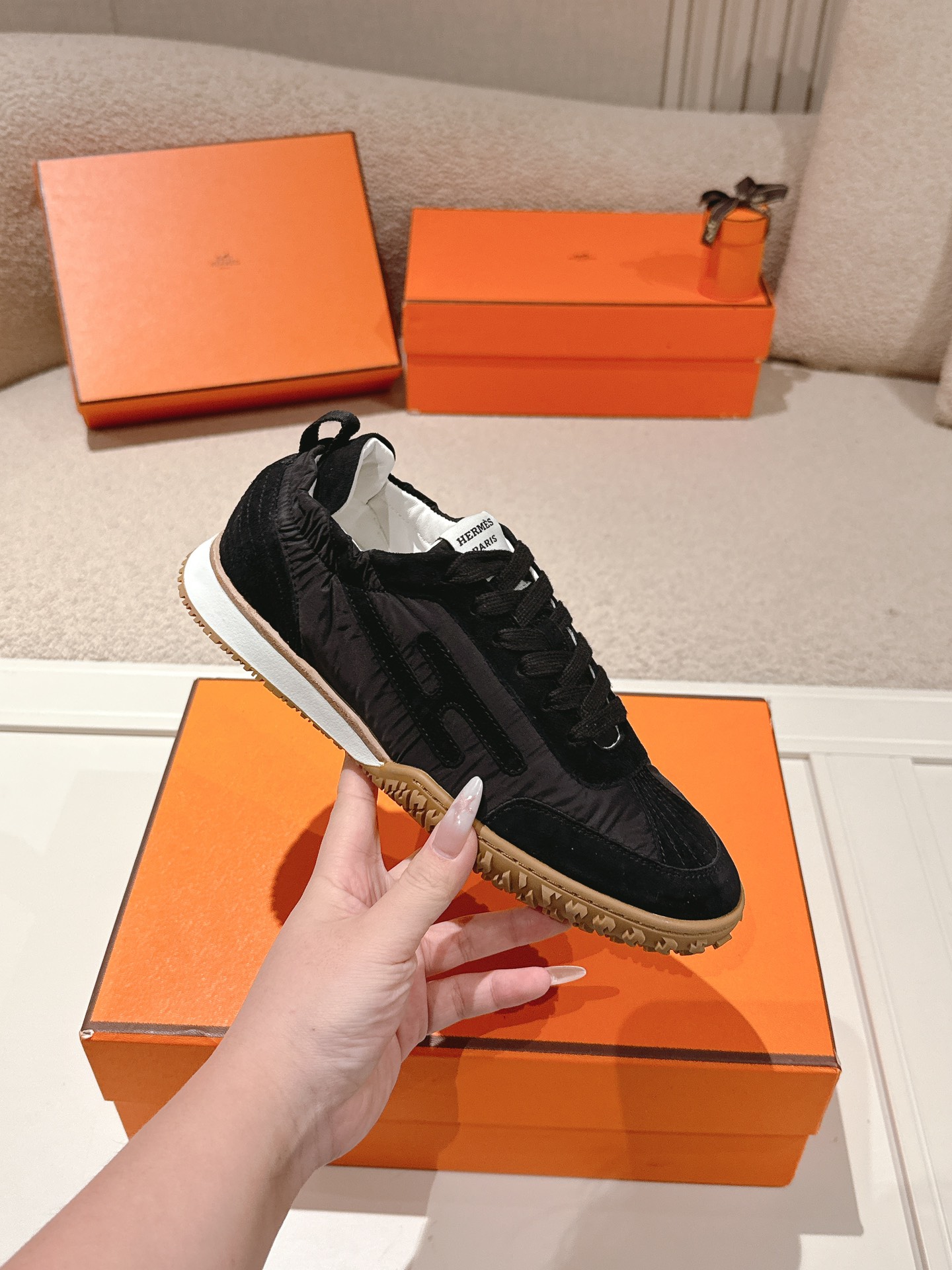 에르메스(HERMES) 스웨이드 고트 레더 스니커즈 신발