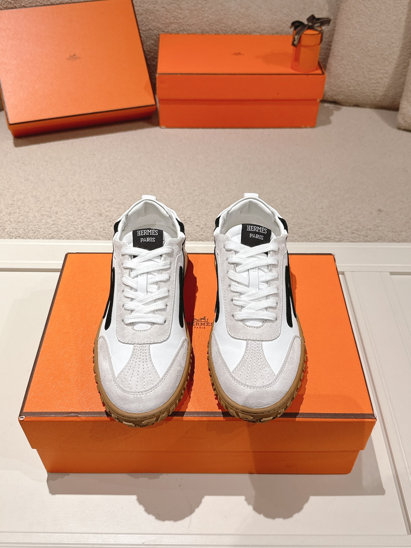 에르메스(HERMES) 스웨이드 고트 레더 스니커즈 신발