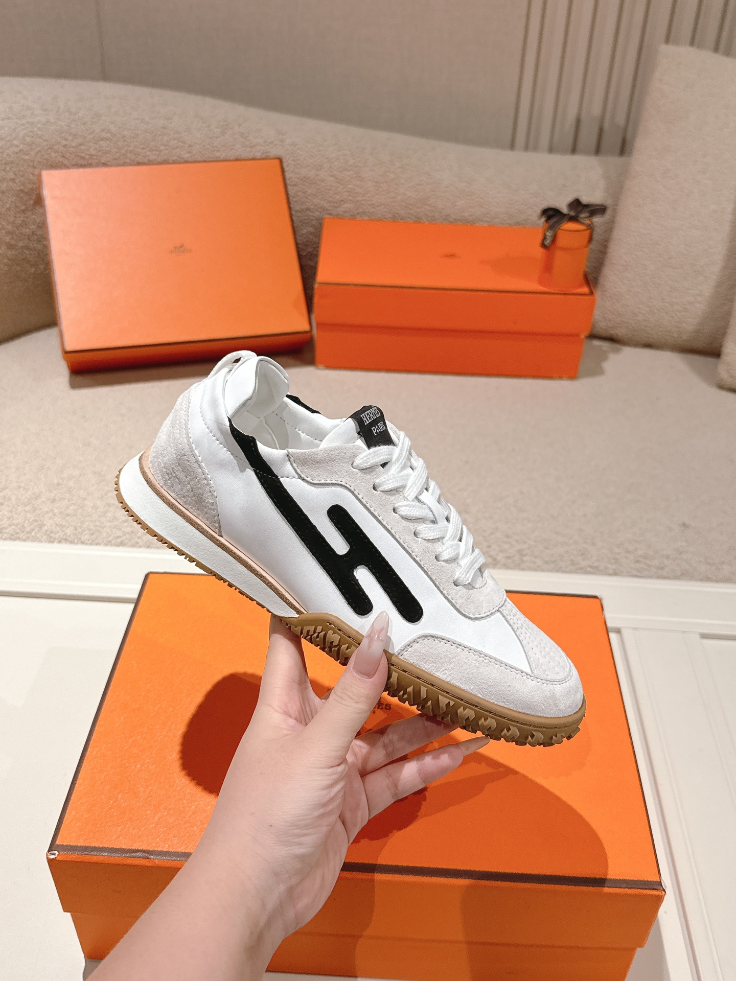 에르메스(HERMES) 스웨이드 고트 레더 스니커즈 신발