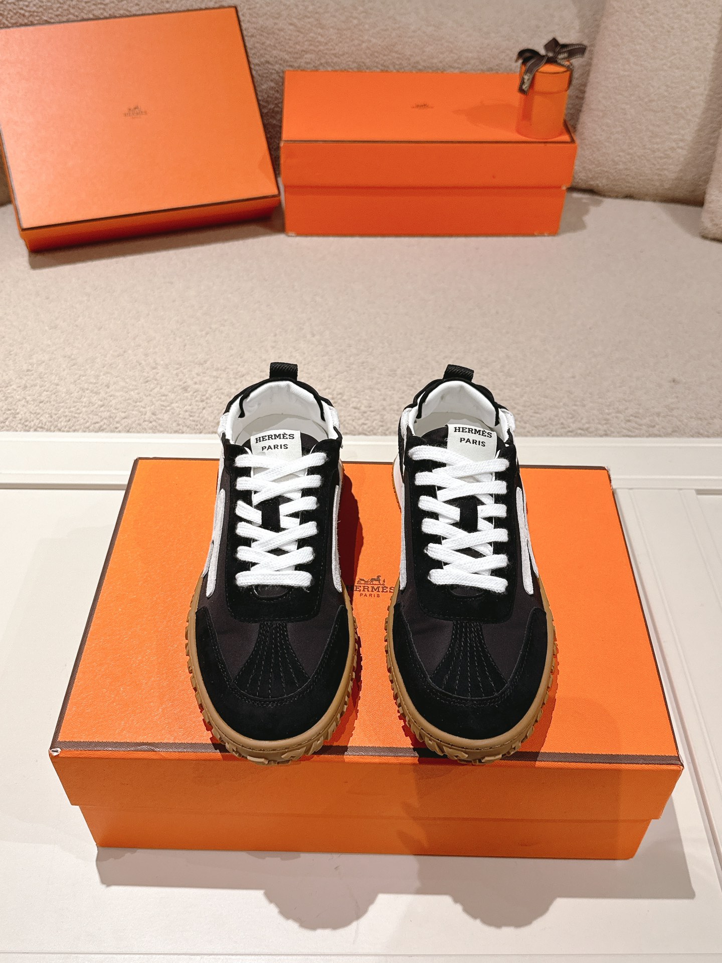 에르메스(HERMES) 스웨이드 고트 레더 스니커즈 신발