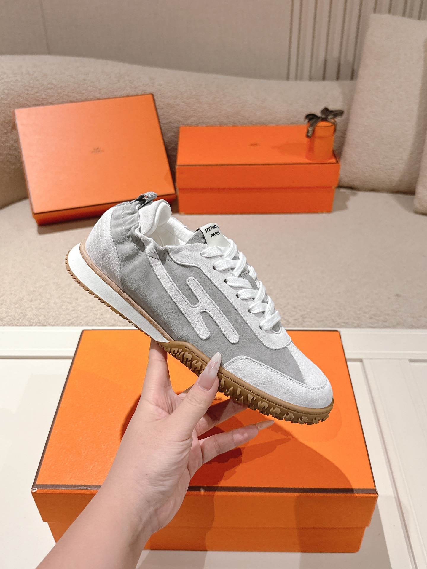 에르메스(HERMES) 스웨이드 고트 레더 스니커즈 신발