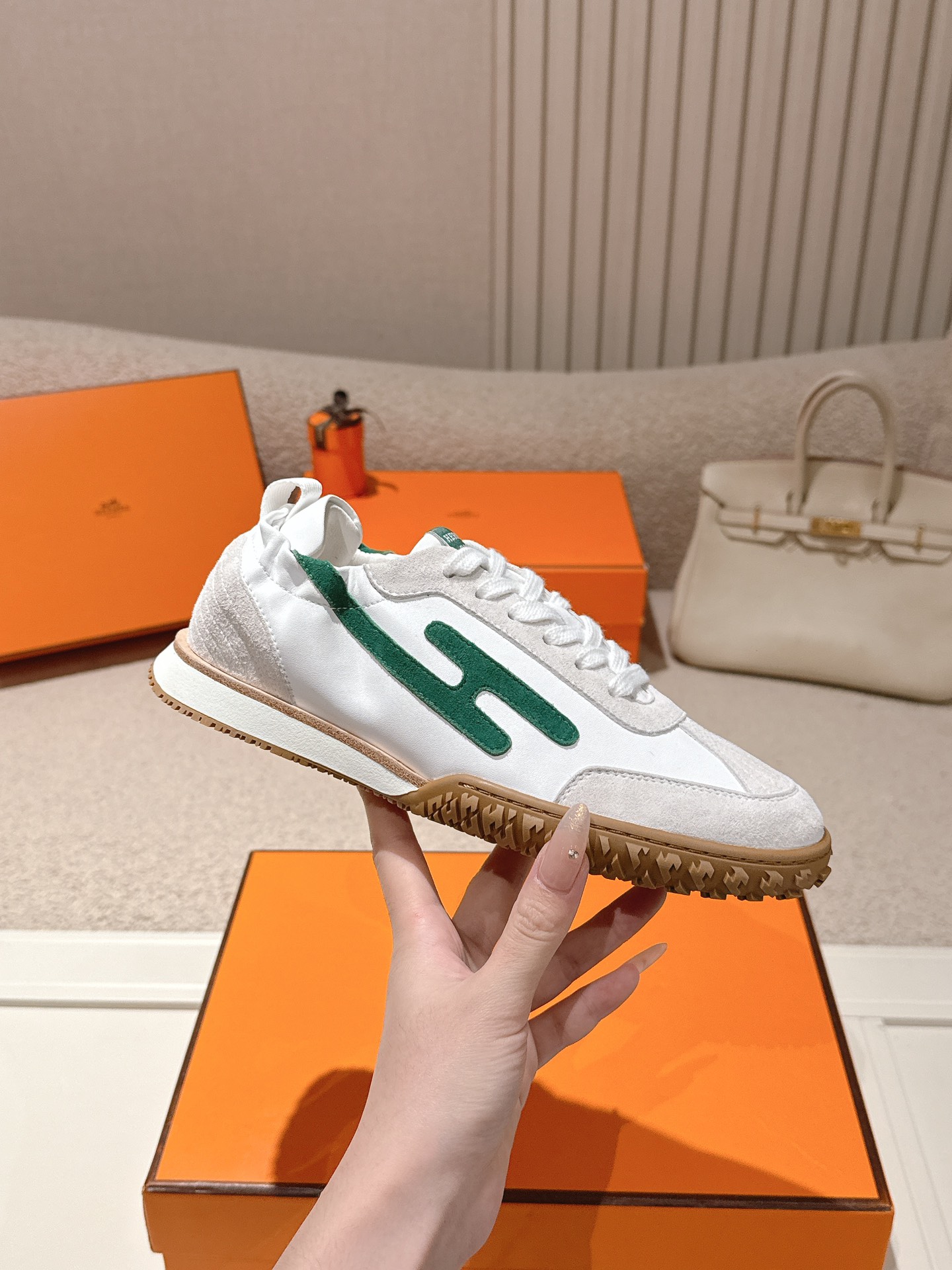 에르메스(HERMES) 스웨이드 고트 레더 스니커즈 신발