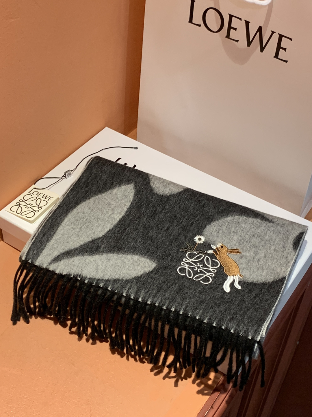 로에베(LOEWE) 자수 로고 목도리 스카프