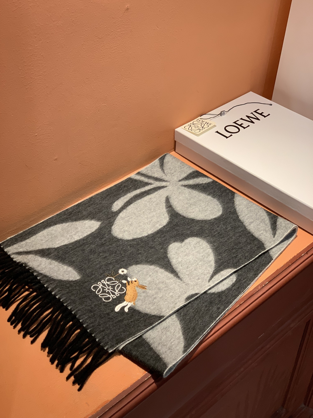 로에베(LOEWE) 자수 로고 목도리 스카프