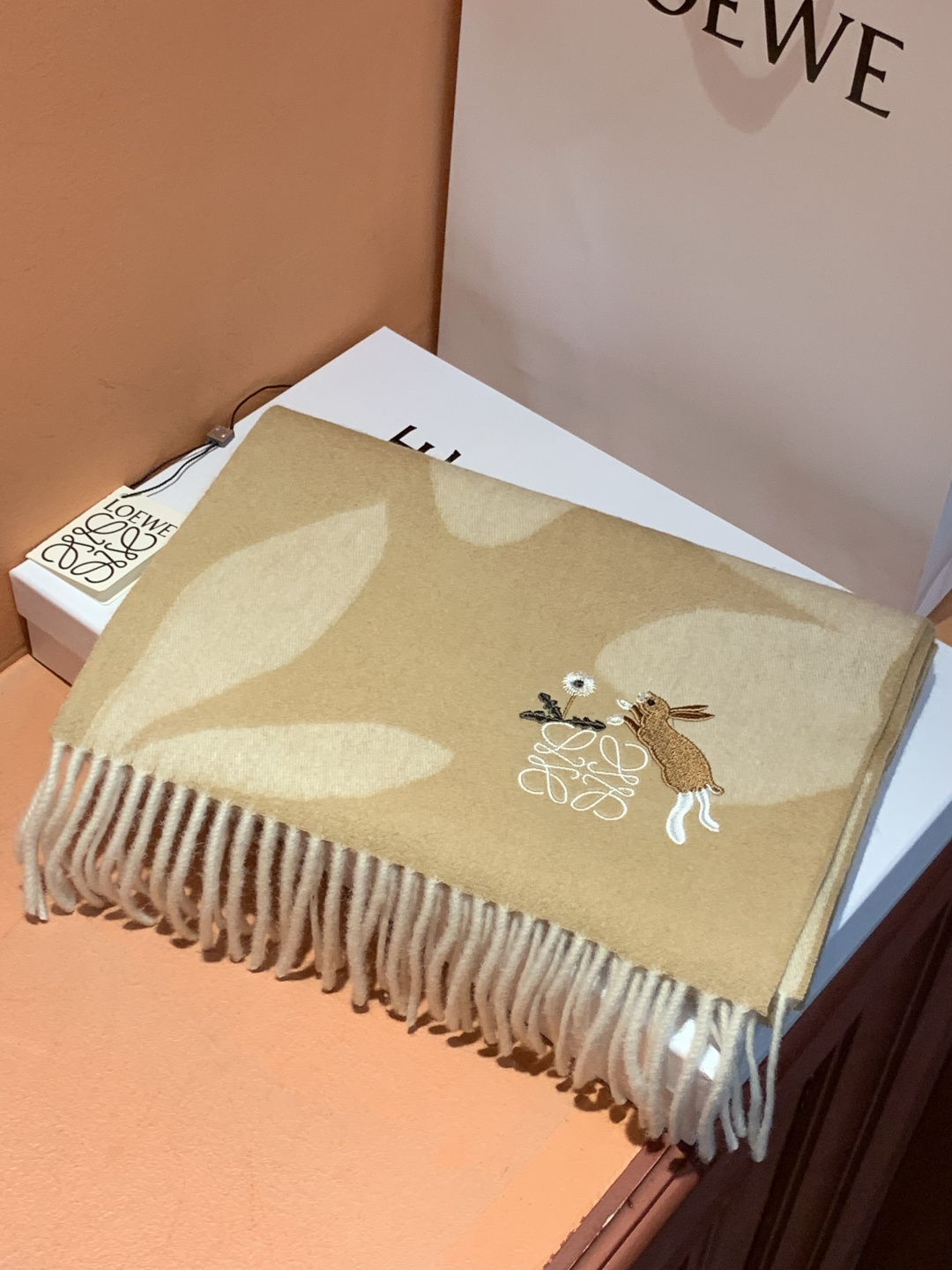 로에베(LOEWE) 자수 로고 목도리 스카프