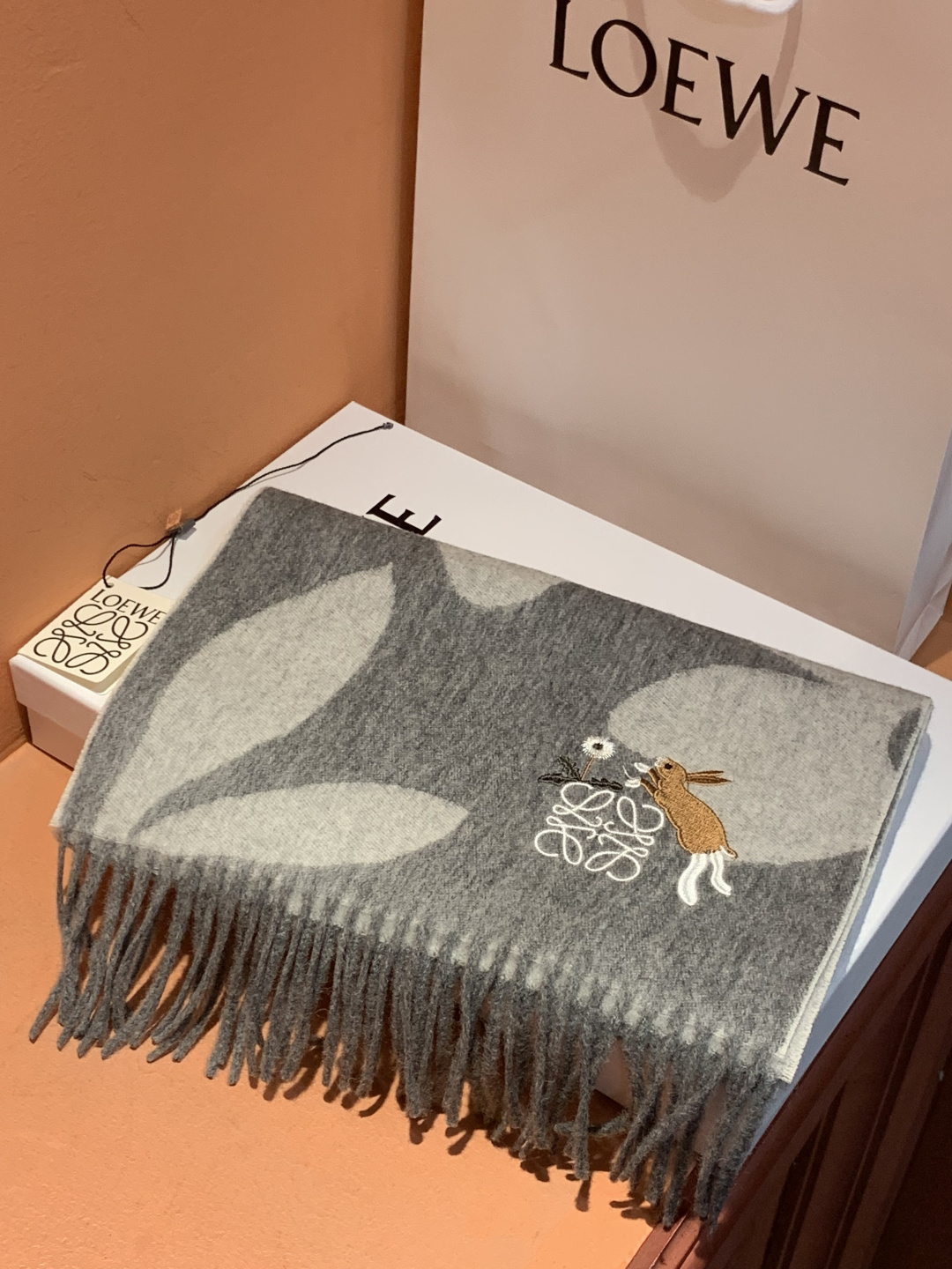 로에베(LOEWE) 자수 로고 목도리 스카프