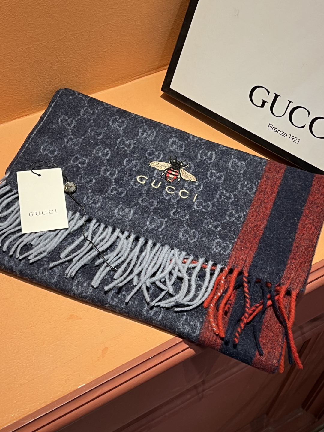 구찌(GUCCI) 꿀벌 자수 캐시미어 목도리 스카프