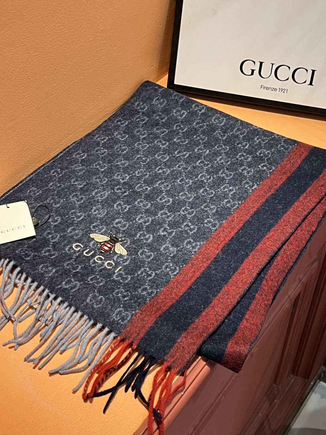 구찌(GUCCI) 꿀벌 자수 캐시미어 목도리 스카프