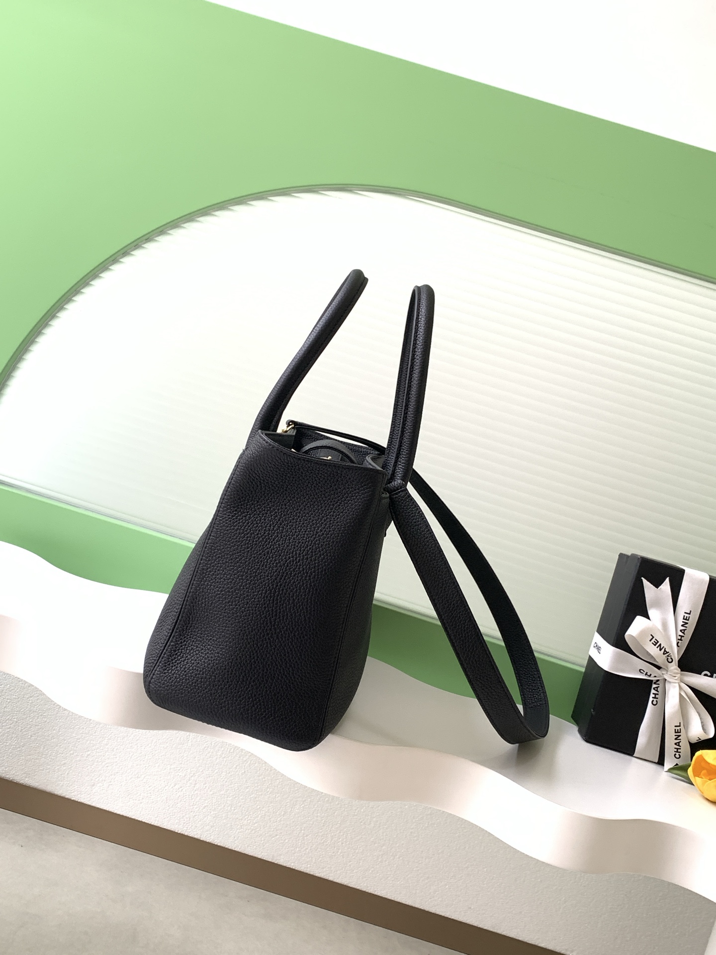 샤넬(CHANEL) 세르프(Cerf) 토트백 블랙 금장 미디움