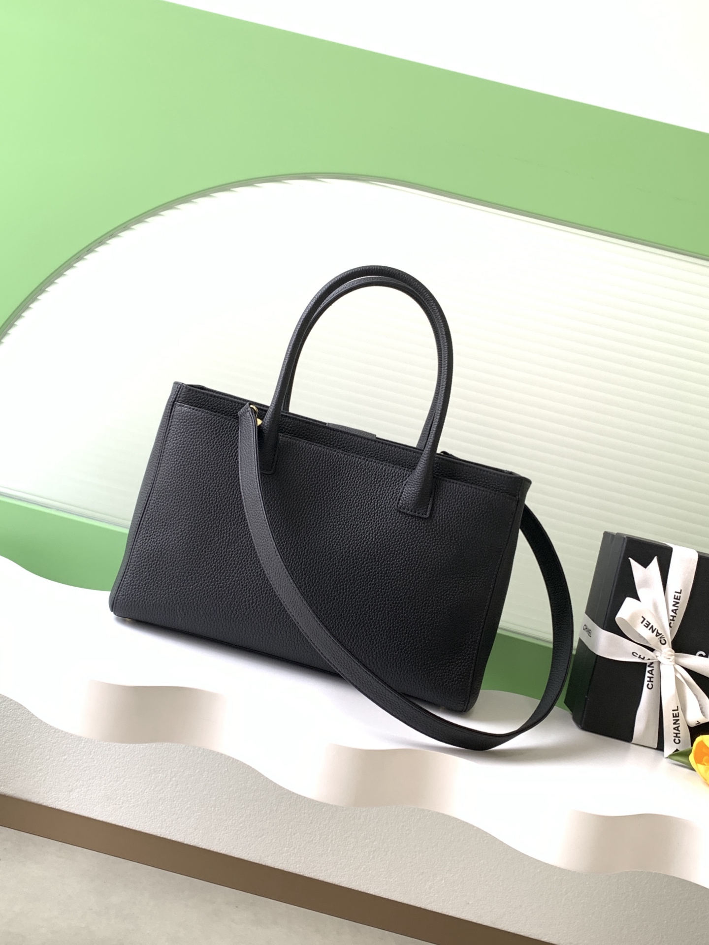 샤넬(CHANEL) 세르프(Cerf) 토트백 블랙 금장 미디움