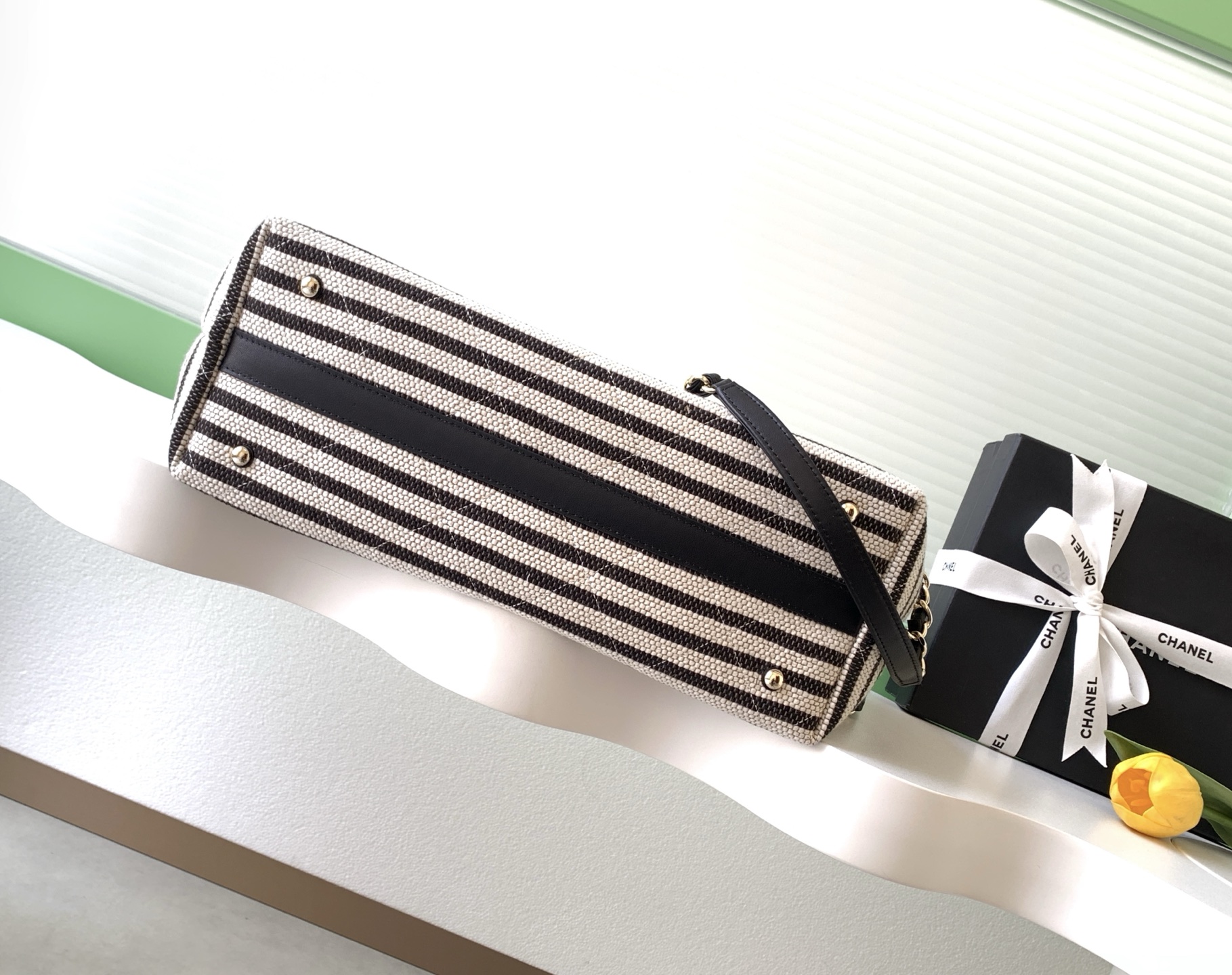 샤넬(CHANEL) 26C 크루즈 스트라이프 토트백 가방 (블랙)