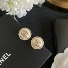 샤넬(CHANEL) 썬플라워 진주 레터링 귀걸이 악세사리