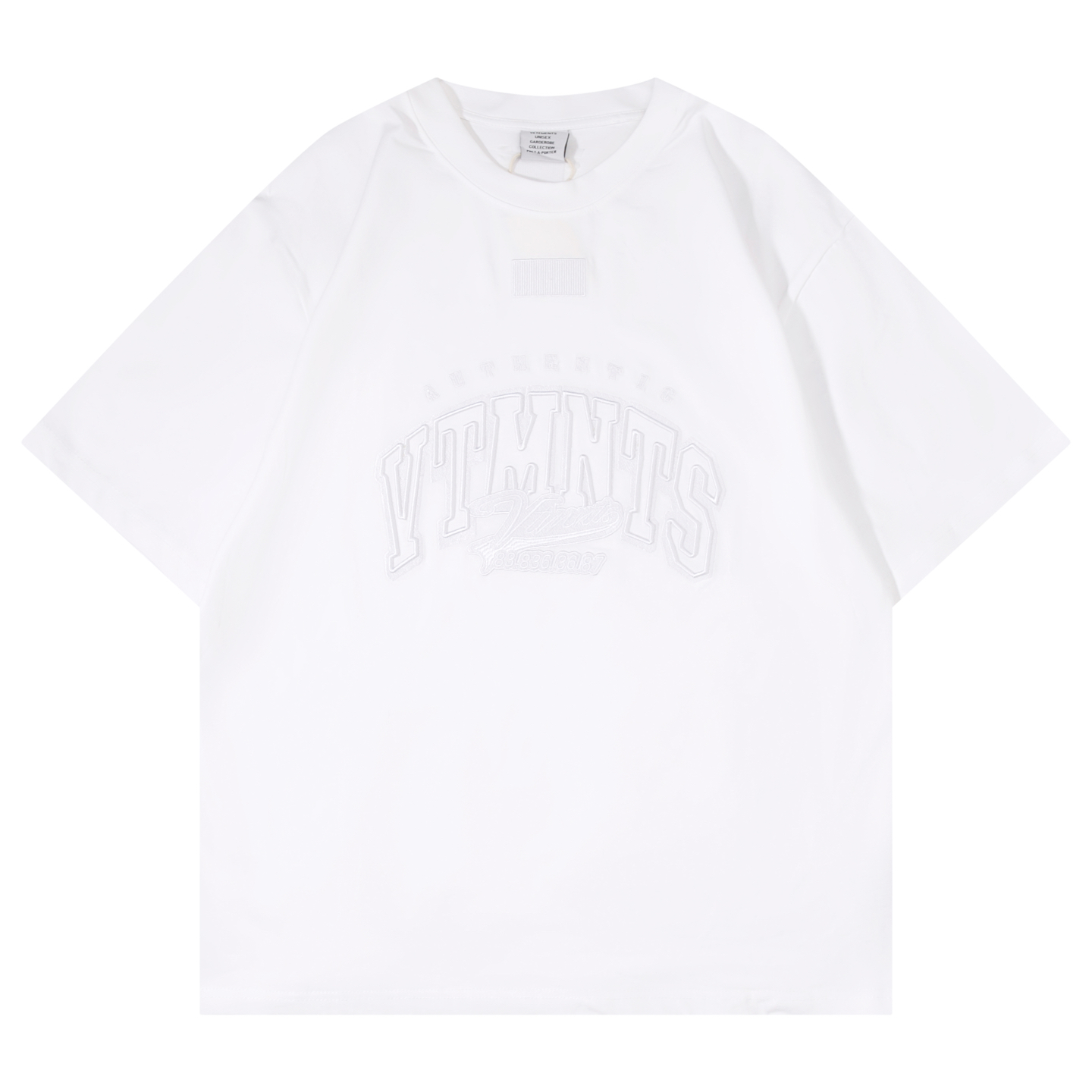 베트멍(VETEMENTS) 로고 자수 반팔 티셔츠 의류