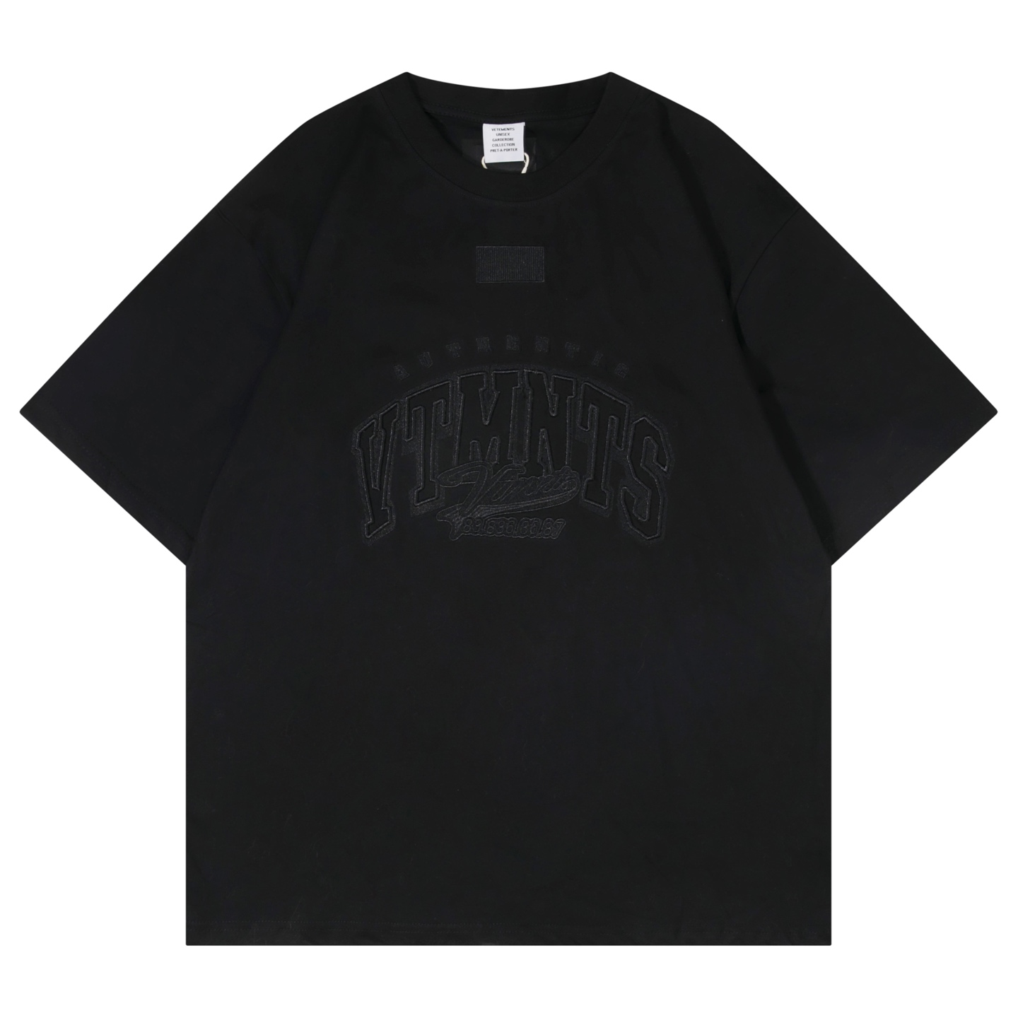 베트멍(VETEMENTS) 로고 자수 반팔 티셔츠 의류