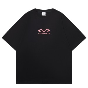 베트멍(VETEMENTS) 로고 플록 프린트 반팔 티셔츠 의류