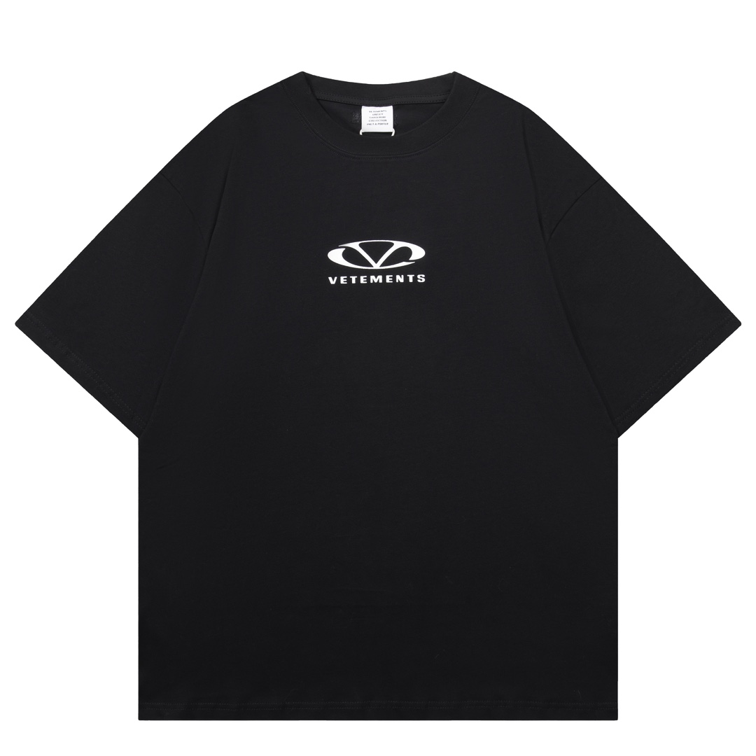 베트멍(VETEMENTS) 로고 플록 프린트 반팔 티셔츠 의류