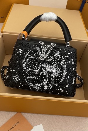 루이비통(LV) 카퓌신 한정판 (Luna New Year) 핸드백 가방 미니