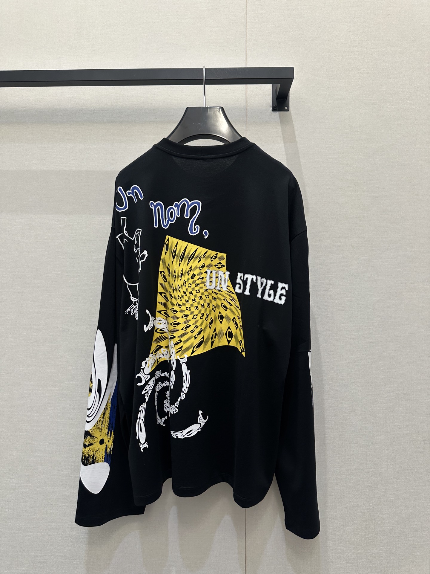 셀린느(Celine) 그래피티 로고 긴팔 티셔츠 의류