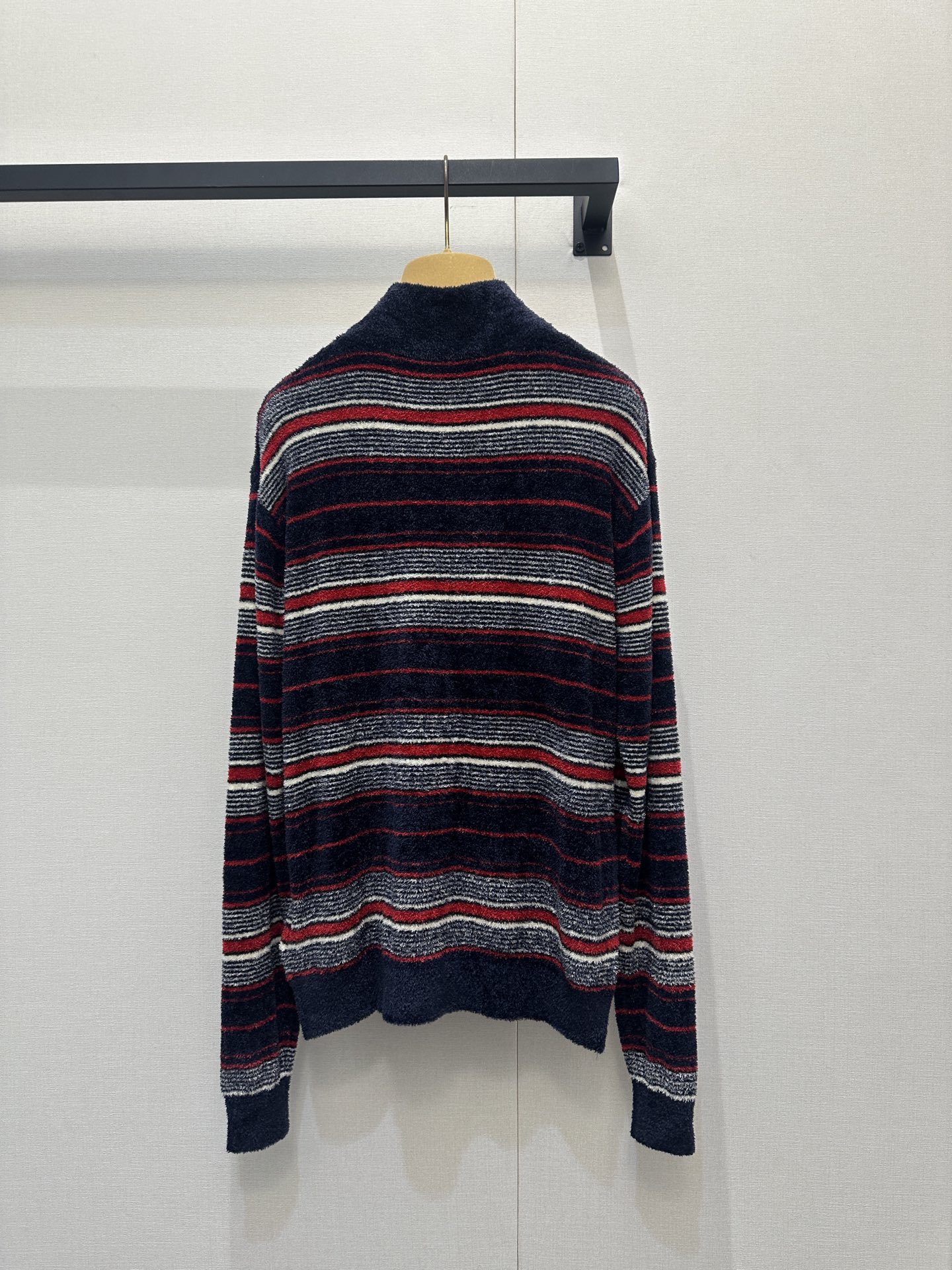 미우미우(MiuMiu) 스트라이프 하프 반집업 티셔츠 의류