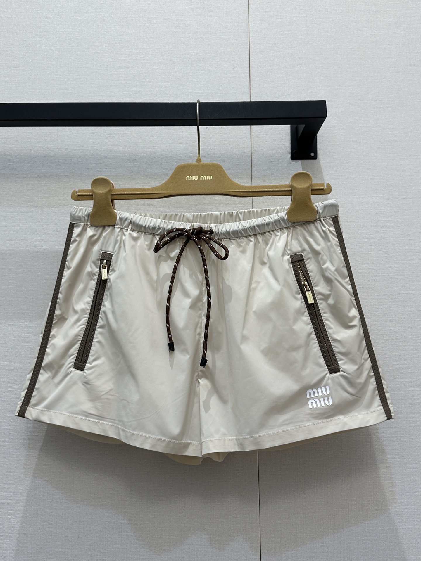 미우미우(MiuMiu) 나일론 지퍼 반바지 팬츠 의류