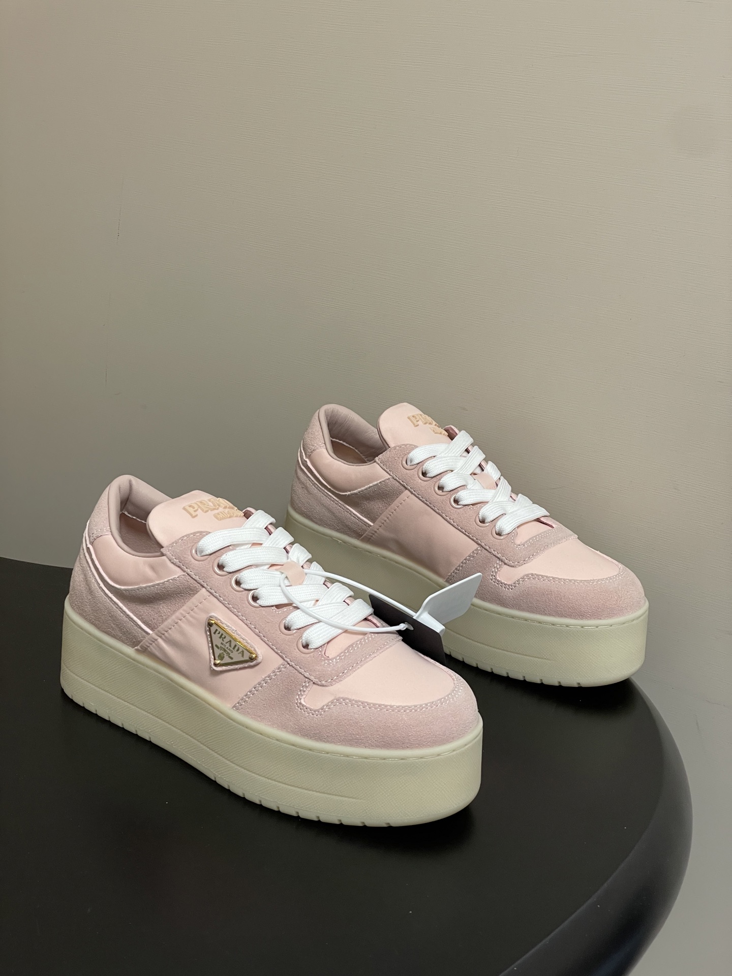 프라다(PRADA) 다운타운 볼드 스니커즈 신발