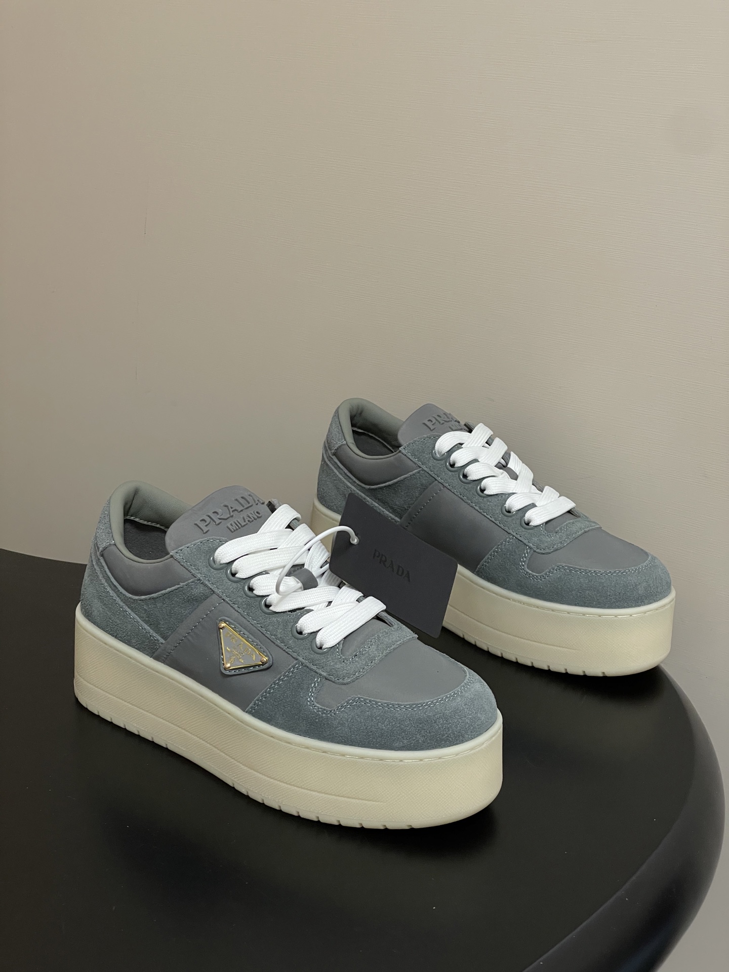 프라다(PRADA) 다운타운 볼드 스니커즈 신발