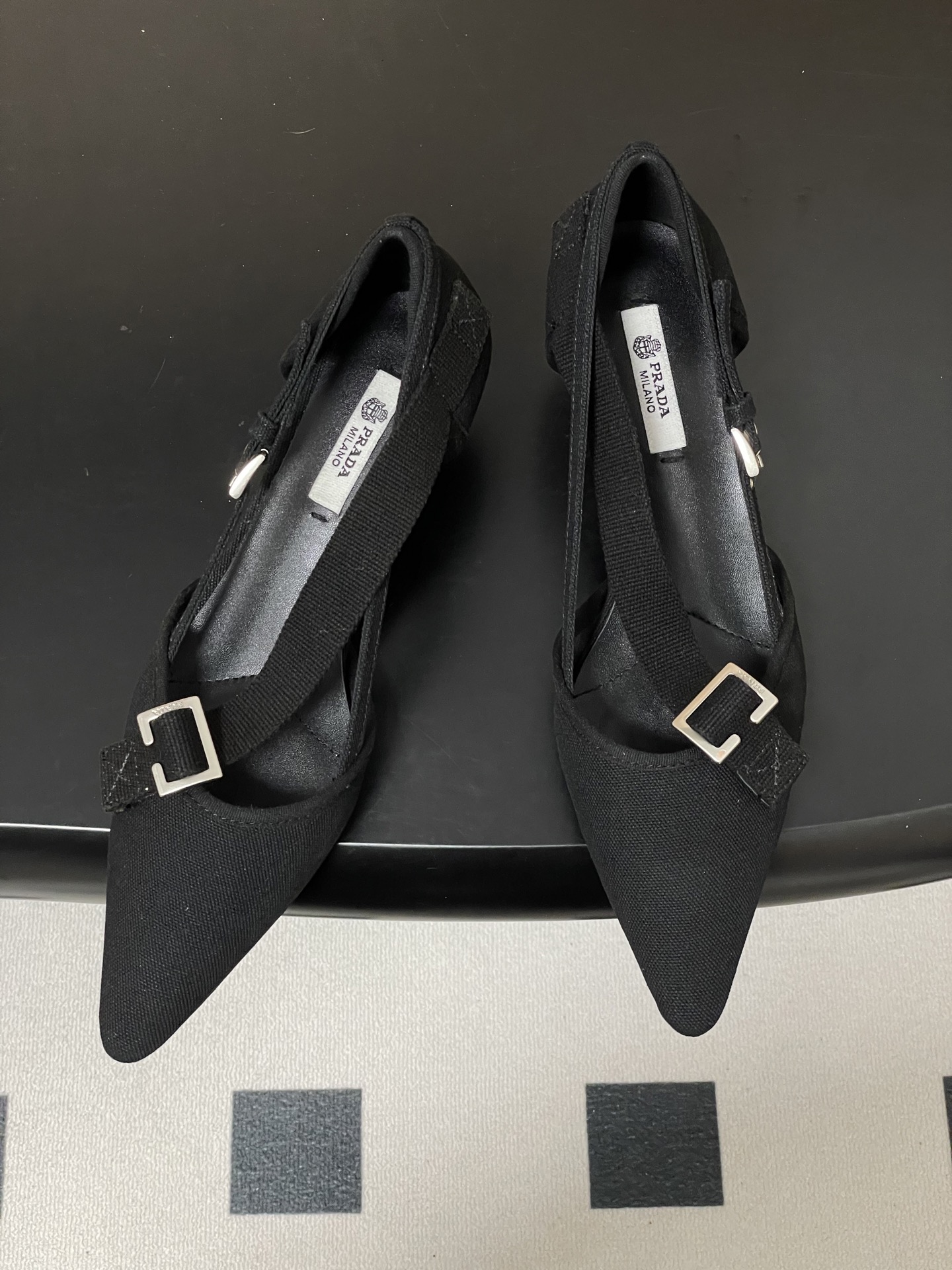 프라다(PRADA) 포인티드 캔버스 키튼힐 펌프스 신발