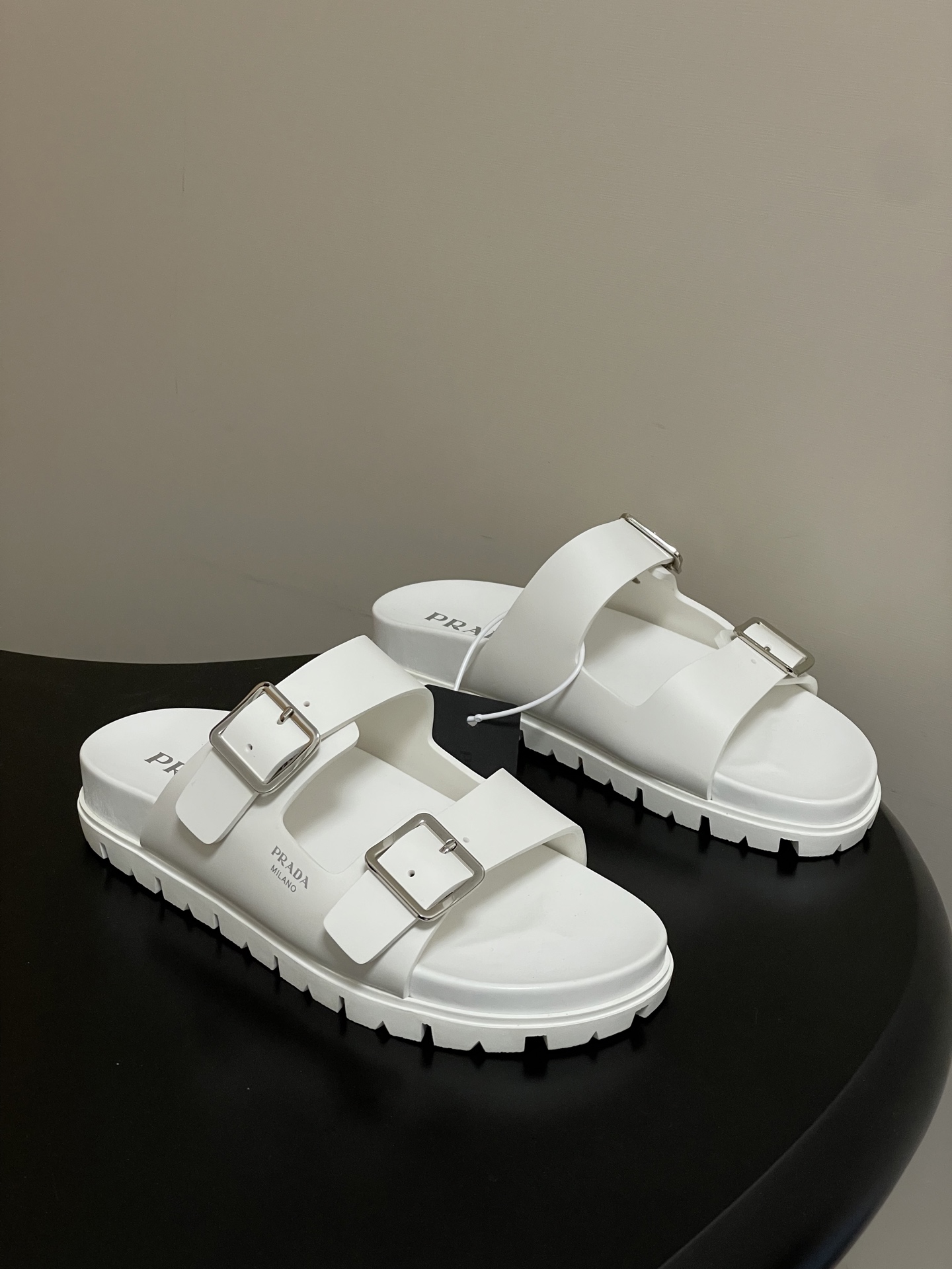 프라다(PRADA) 더블 버클 플랫폼 샌들 슬리퍼 신발