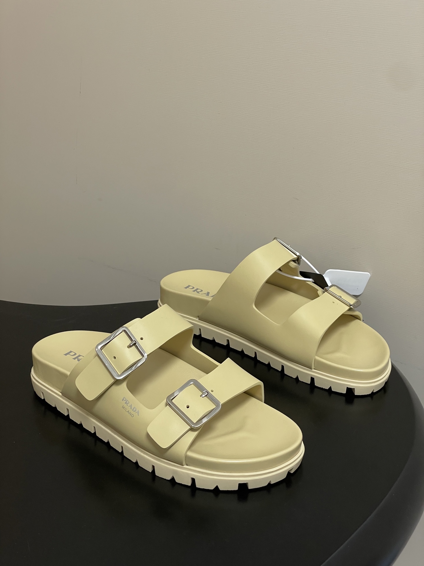 프라다(PRADA) 더블 버클 플랫폼 샌들 슬리퍼 신발